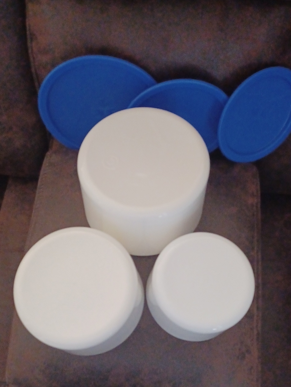 Tupperware White Stackable Food Storage Containers with Blue Lids - Picture 4 of 5
